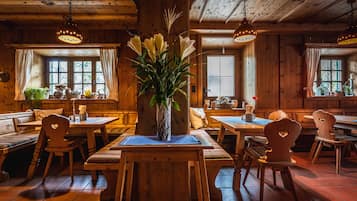 2 restaurants, breakfast, dinner served; German cuisine
