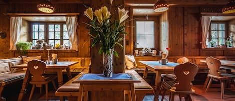 2 restaurants, breakfast, dinner served; German cuisine