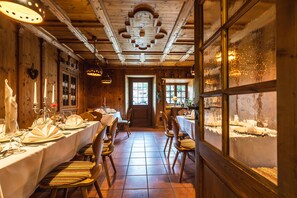 2 restaurantes; se sirve desayuno y cena; cocina alemana