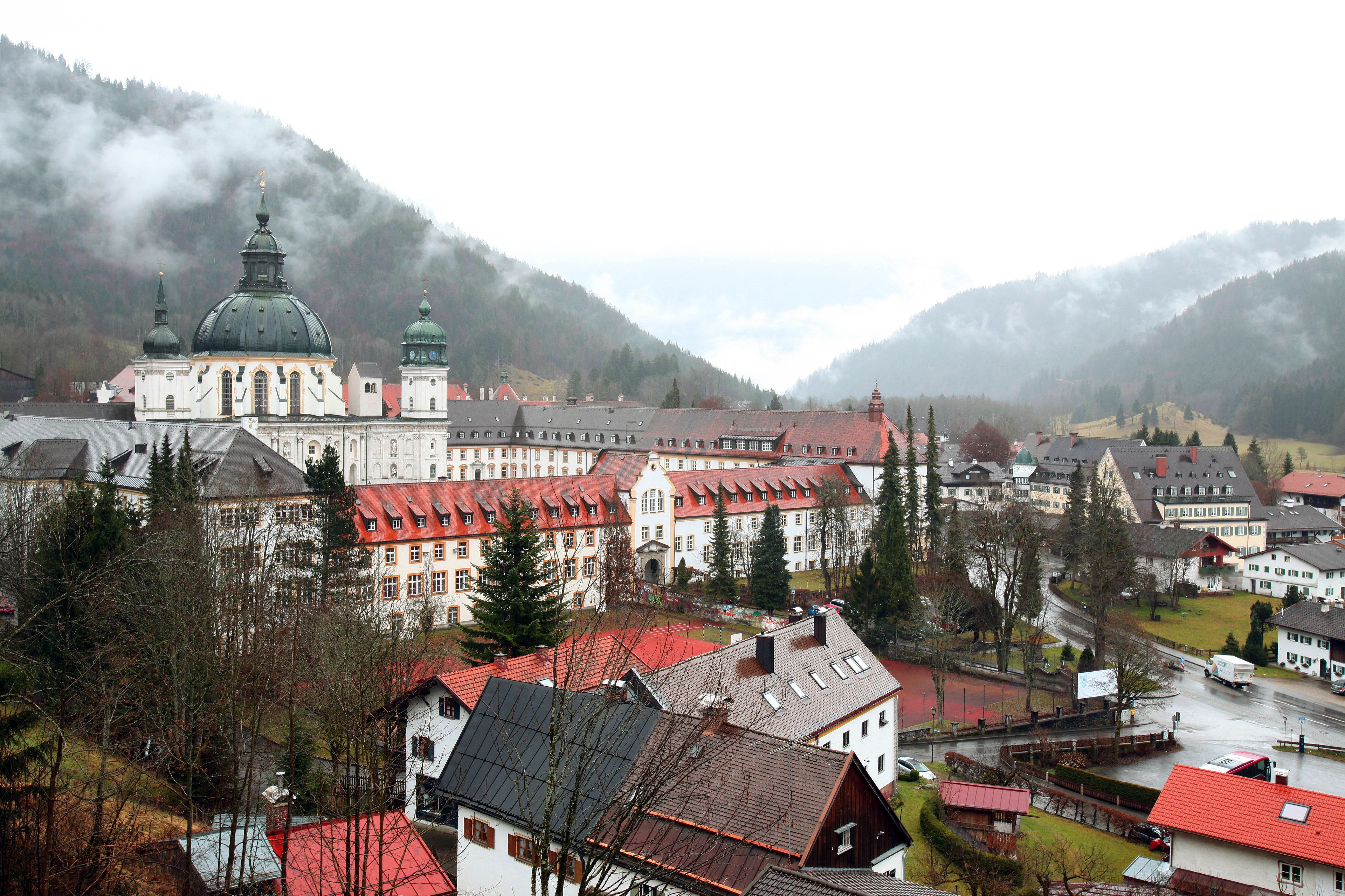 Eine historische Stadt mit einer markanten Kirche, die Kuppeln und ein Gebäude mit rotem Dach zeigt.