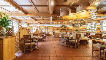 2 restaurants, breakfast, dinner served; German cuisine