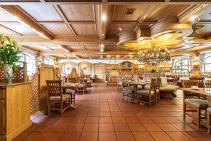 2 restaurants, breakfast, dinner served; German cuisine