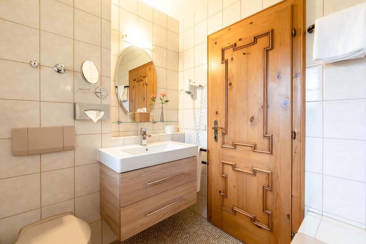 comfort double room single use, valley view (waldblick) | bathroom | free toiletries, hair dryer, bathrobes, slippers