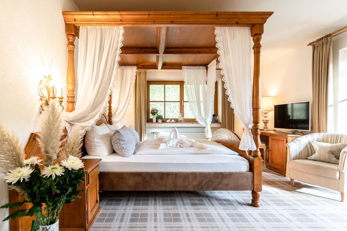 superior double room | living area | tv