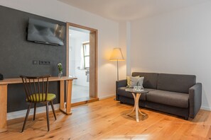 Habitación Deluxe doble | Mobiliario individual, escritorio, ropa de cama