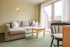 Mobiliario individual, escritorio, ropa de cama