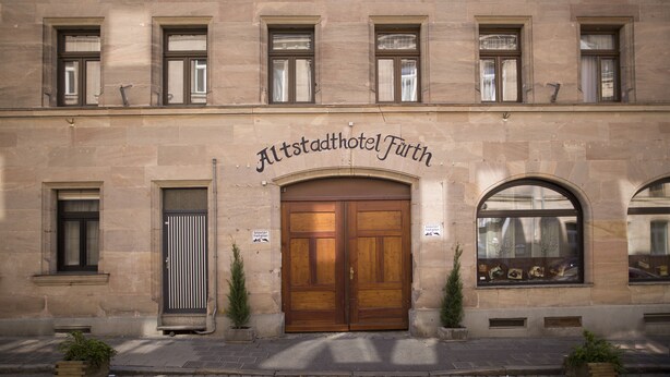 A historic building with a large wooden double door, multiple windows, and a sign reading "Altstadthotel Fürth". - Altstadthotel Fürth (Fuerth)