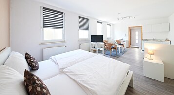 Escritorio, tabla de planchar con plancha, cunas y wifi gratis 