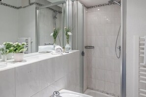 Shower, free toiletries, hair dryer, towels - FF&E Hotel Stadt Gütersloh (Guetersloh)