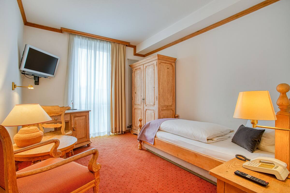 Single Room | Minibar, desk, blackout drapes, WiFi (free)