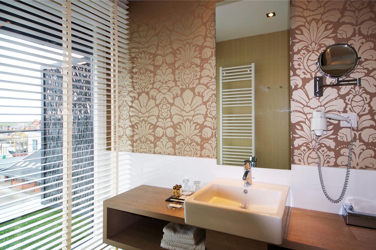 panorama suite with balcony "andmoresuite+view" | bathroom | shower, free toiletries, hair dryer, towels