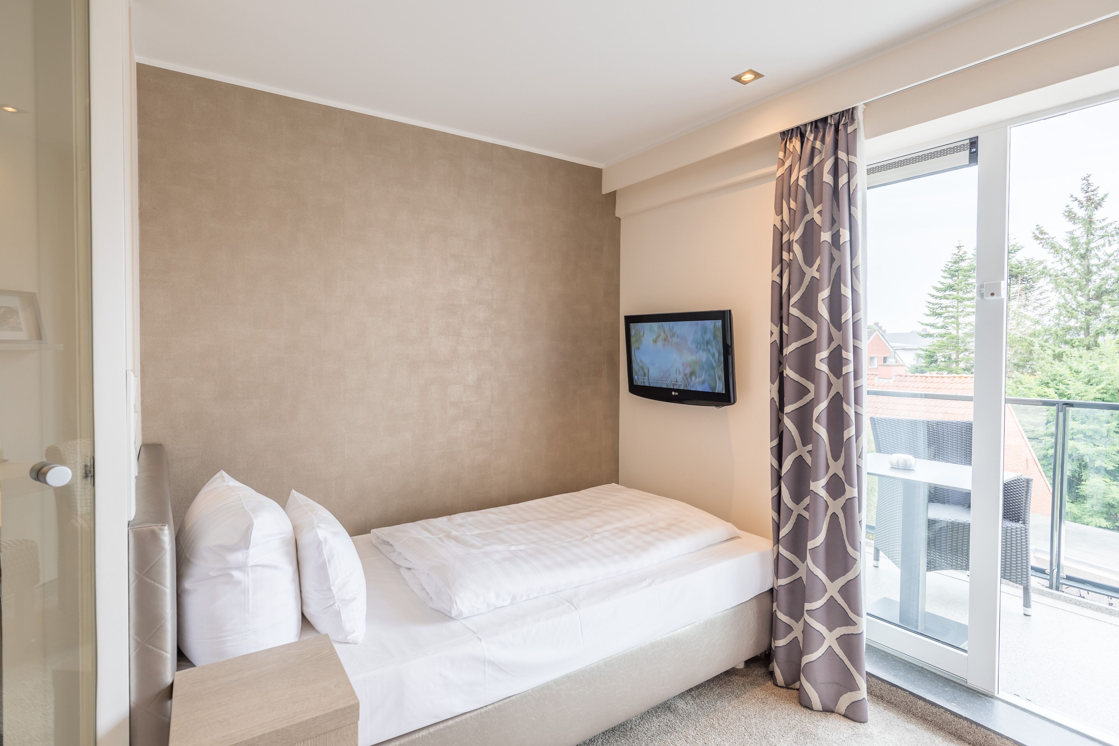 single room with balcony "for one+" | 1 bedroom, hypo-allergenic bedding, in-room safe, individually decorated