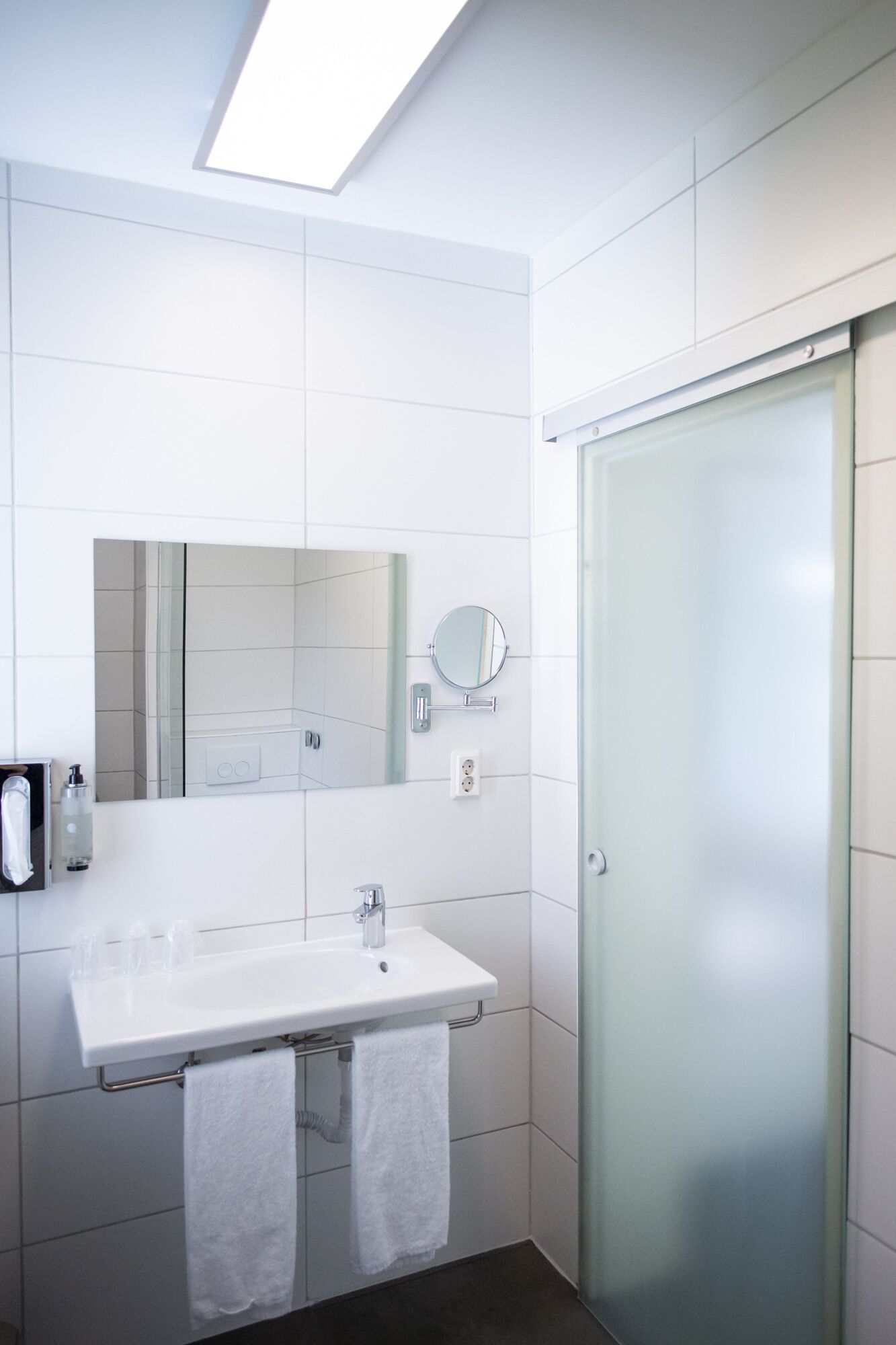 family triple room, 1 bedroom, non smoking | bathroom | shower, hair dryer, towels