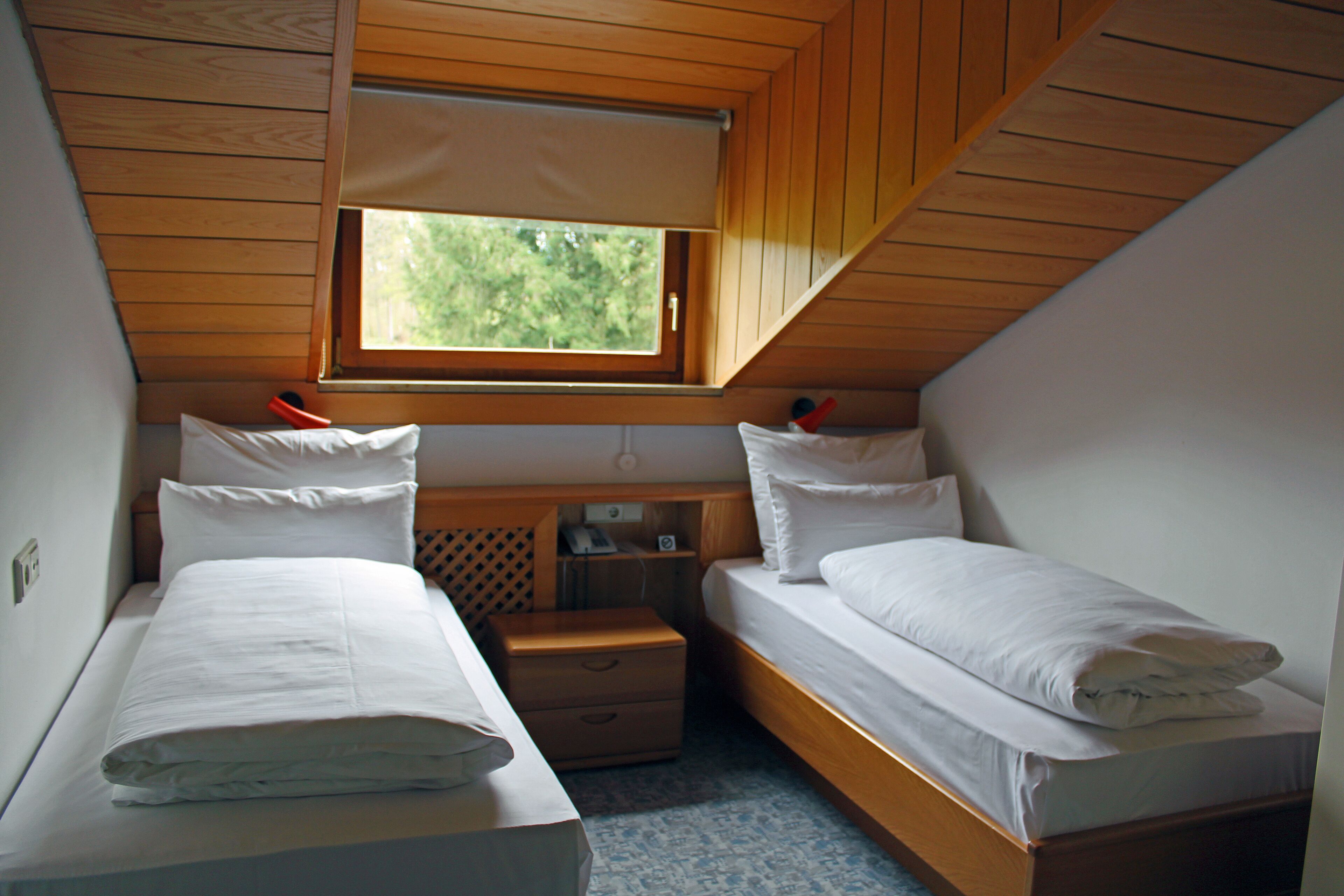 standard twin room, non smoking | hypo-allergenic bedding, desk, blackout curtains, soundproofing