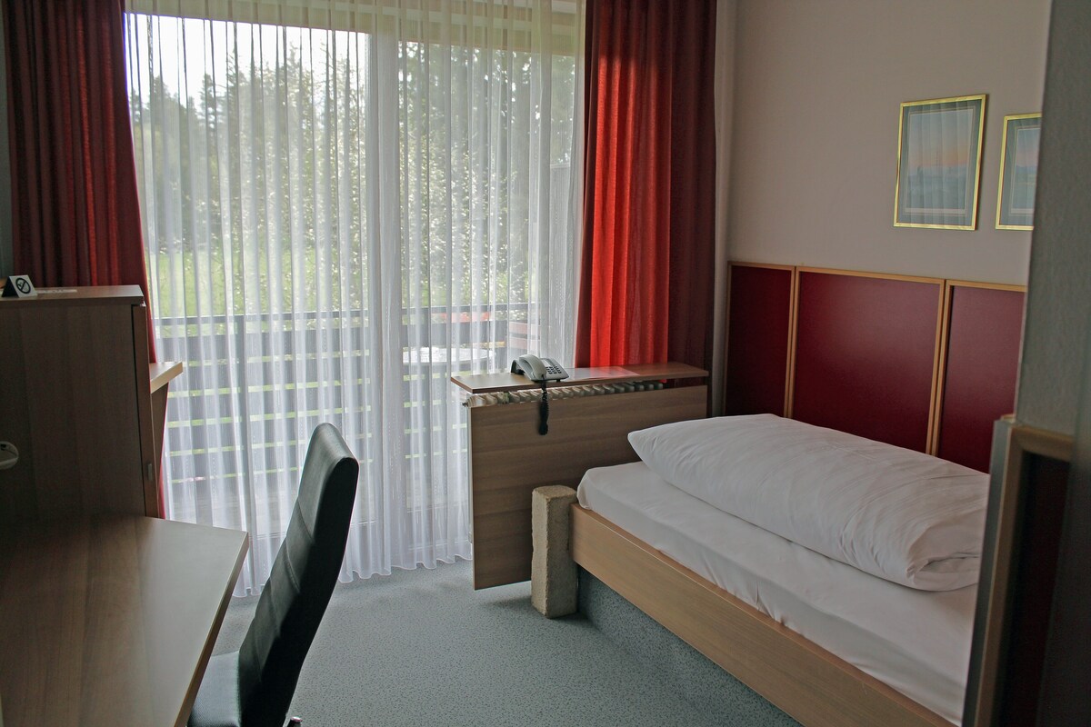 Yhden hengen comfort-huone, parveke | Allergiatestatut vuodevaatteet, työpöytä, pimennysverhot, äänieristys