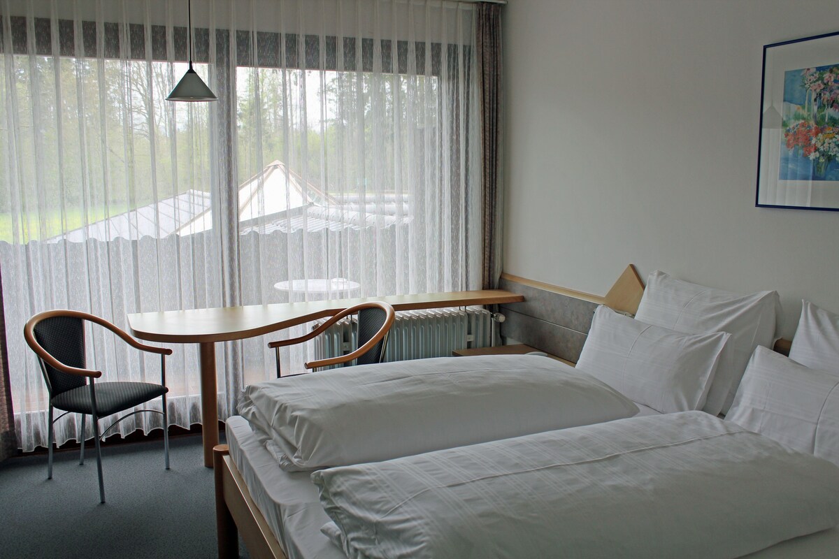 Kahden hengen comfort-huone, parveke | Allergiatestatut vuodevaatteet, työpöytä, pimennysverhot, äänieristys
