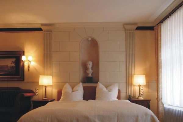 Brankas, meja kerja, ruang kerja ramah laptop, dan Wi-Fi gratis