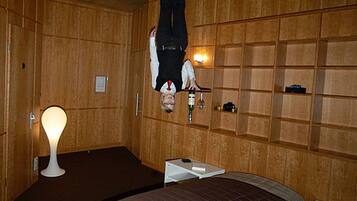 Dreibettzimmer | Zimmersafe, Schreibtisch, laptopgeeigneter Arbeitsplatz