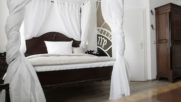 Suite | In-room safe, desk, laptop workspace, free WiFi