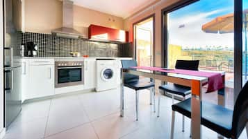 Appartamento, 1 camera da letto, balcone | Cucina privata | Frigorifero con congelatore, microonde, piano cottura