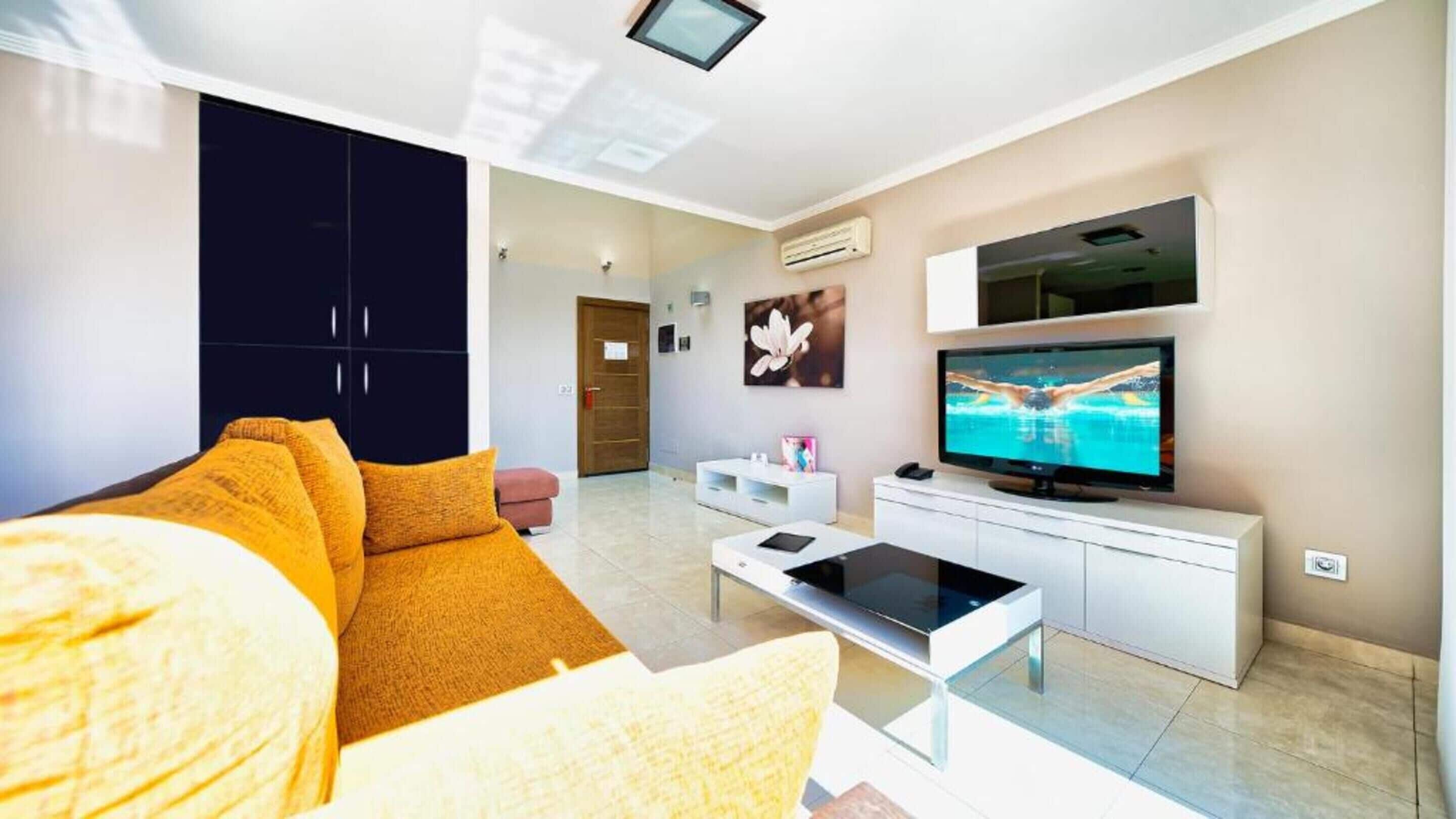 Apartment, 2 Schlafzimmer, Balkon | Wohnbereich | Flachbildfernseher