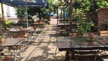 Breakfast, lunch, dinner served; Regional cuisine