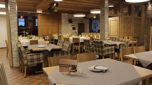 Breakfast, lunch, dinner served; Regional cuisine
