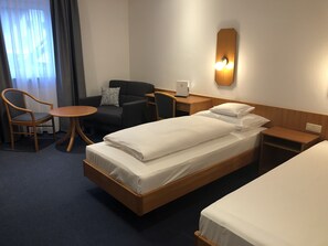 Family Double Room | Desk, blackout curtains, free WiFi, bed sheets - Landhotel Gasthof Zur Krone (Leidersbach)