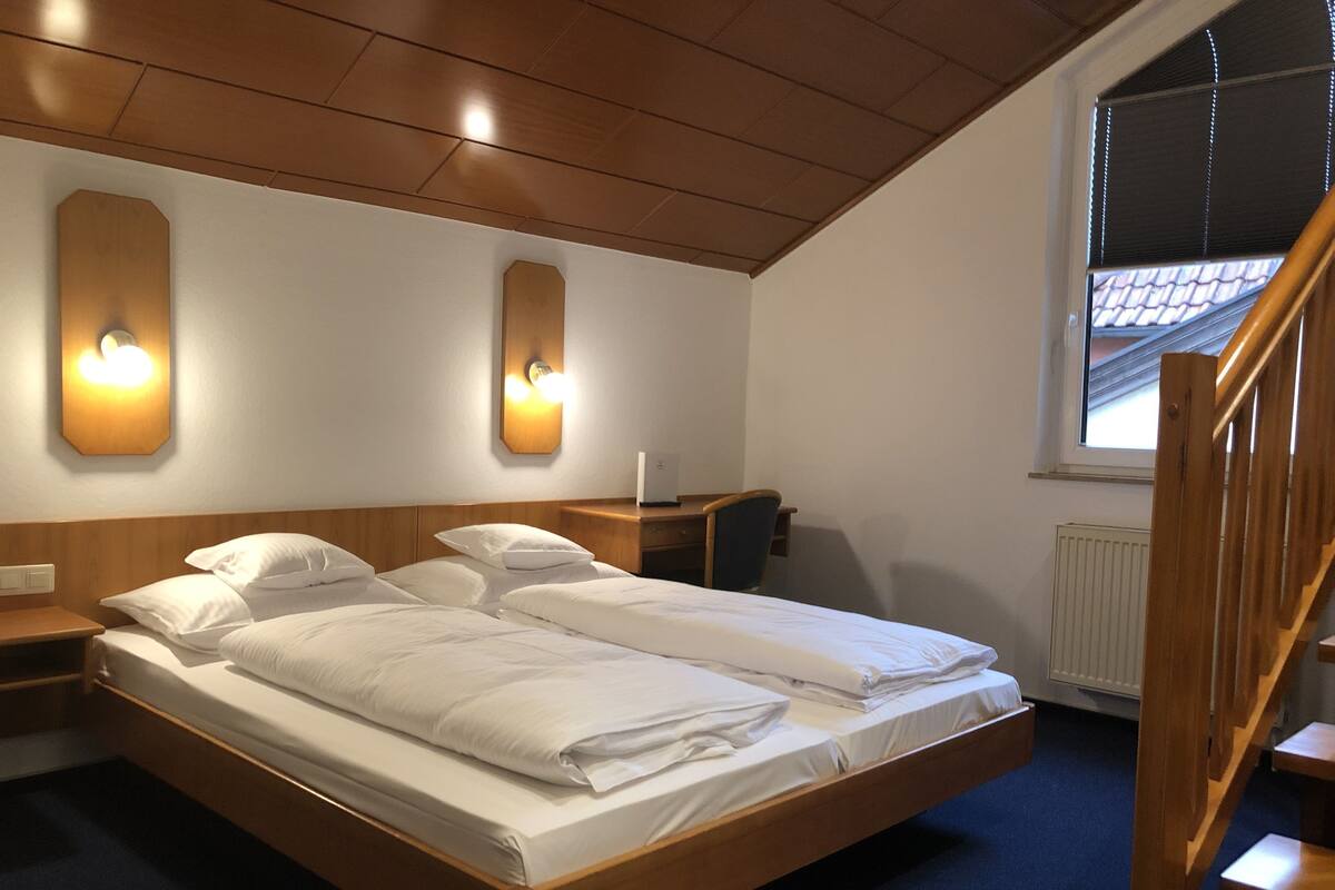 Bureau, rideaux occultants, Wi-Fi gratuit, draps fournis