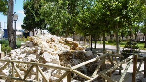 A stone structure with a wooden fence in a park. - Hotel Toral (Santa Cruz de Mudela)