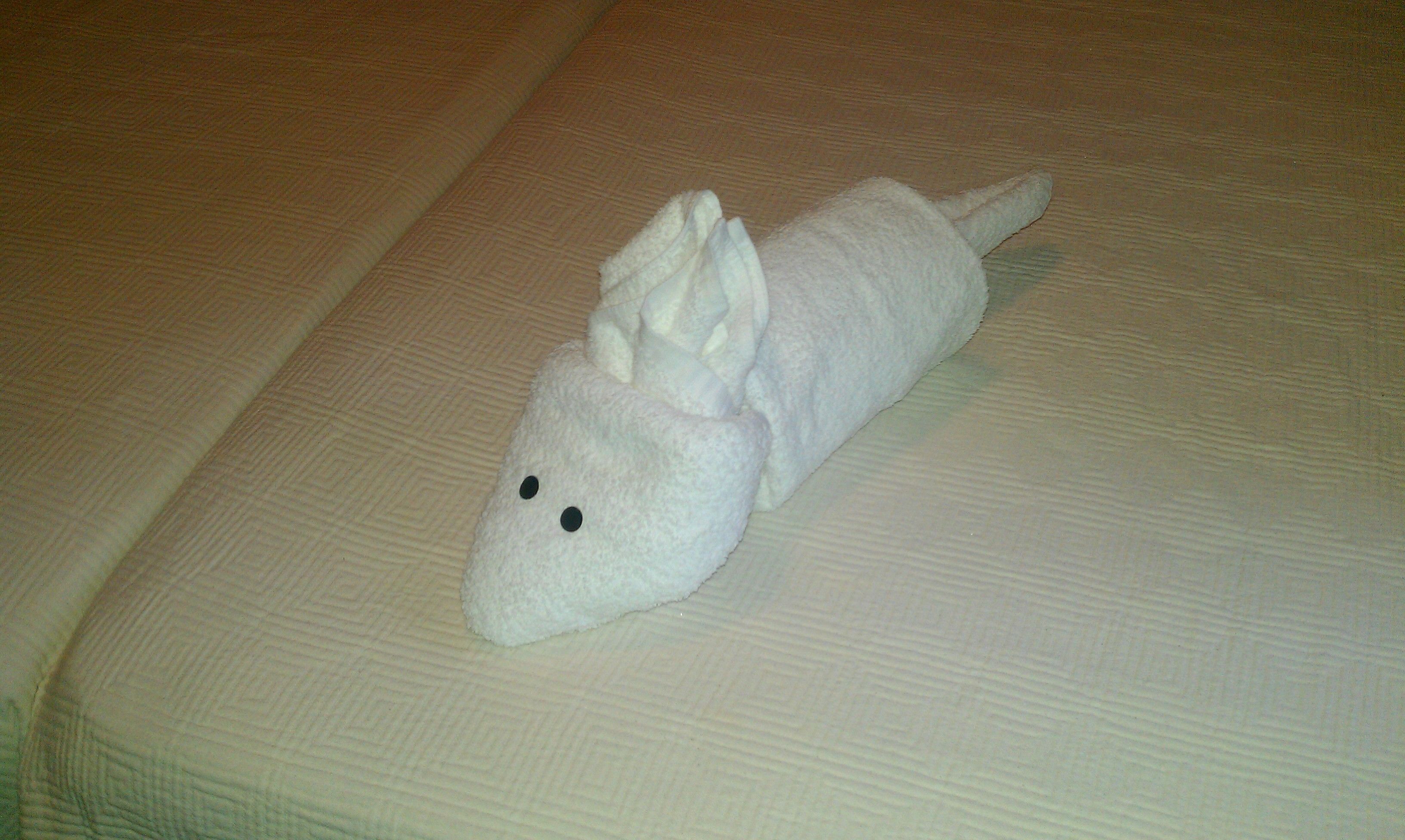 Ein plüschiges Fischspielzeug auf einem Bett.