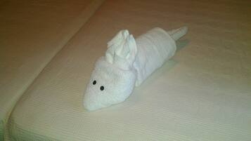 Ein plüschiges Fischspielzeug auf einem Bett.