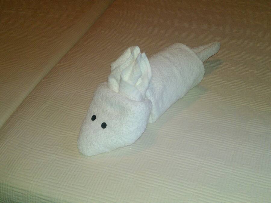 Ein plüschiges Fischspielzeug auf einem Bett.