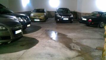 Un aparcamiento con varios coches estacionados.