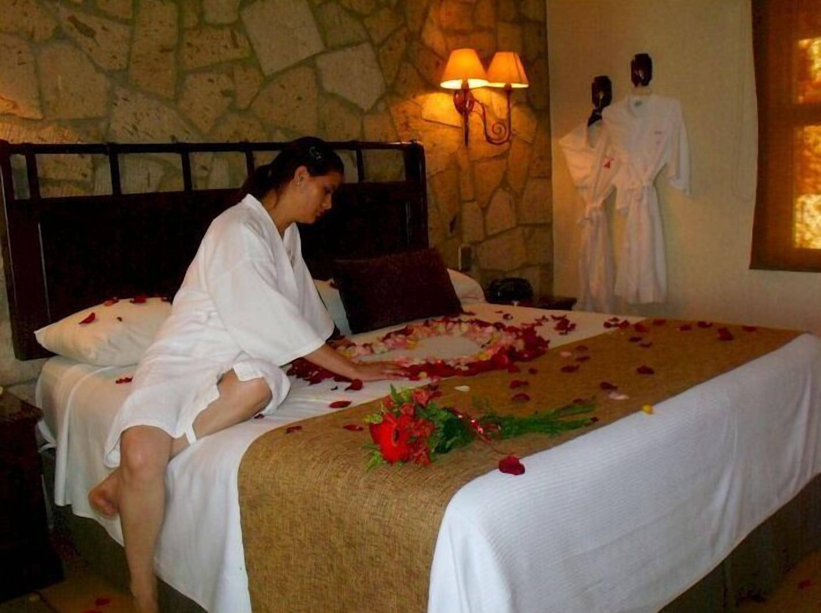 Comfort driepersoonskamer | Luxe beddengoed, een kluis op de kamer, een bureau