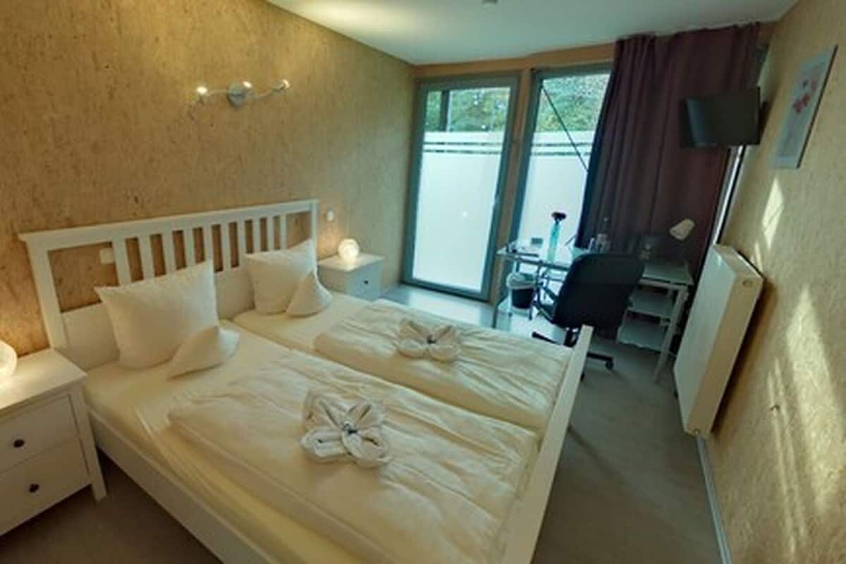 Habitación doble | Ropa de cama hipoalergénica, escritorio y cortinas blackout
