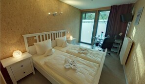 Habitación doble | Ropa de cama hipoalergénica, escritorio y cortinas blackout