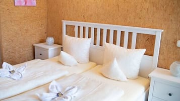 Hypo-allergenic bedding, desk, blackout curtains, free cots/infant beds