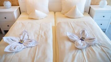 Doppelzimmer | Allergikerbettwaren, Schreibtisch, Verdunkelungsvorhänge