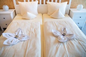 Double Room | Hypo-allergenic bedding available, desk, blackout drapes, cribs (free) - Hotel Vicinity (Hoppstaedten-Weiersbach)