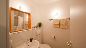 Haartrockner, Handtücher, Seife, Shampoo