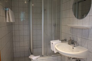 Habitación doble Confort | Baño | Regadera y secadora de cabello 