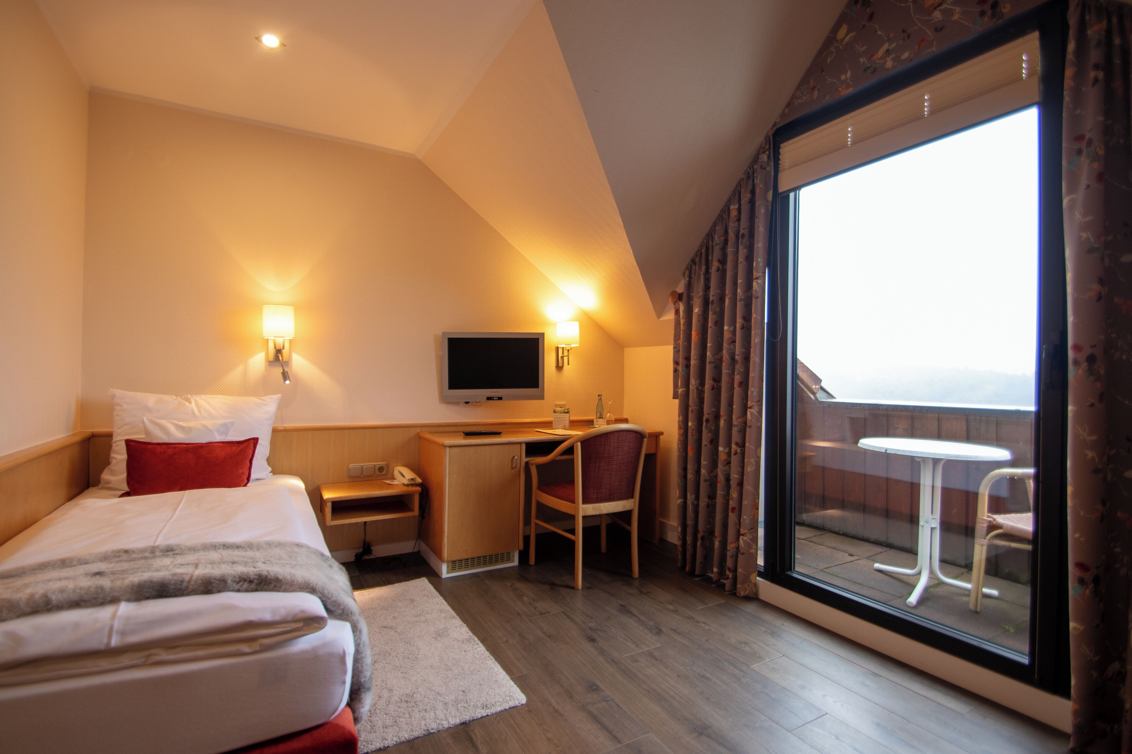 comfort single room | minibar, in-room safe, desk, blackout curtains