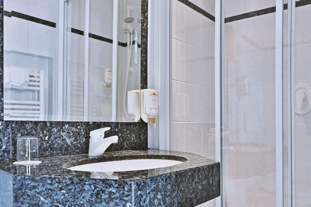 standard single room | bathroom | hair dryer, bathrobes, slippers, towels