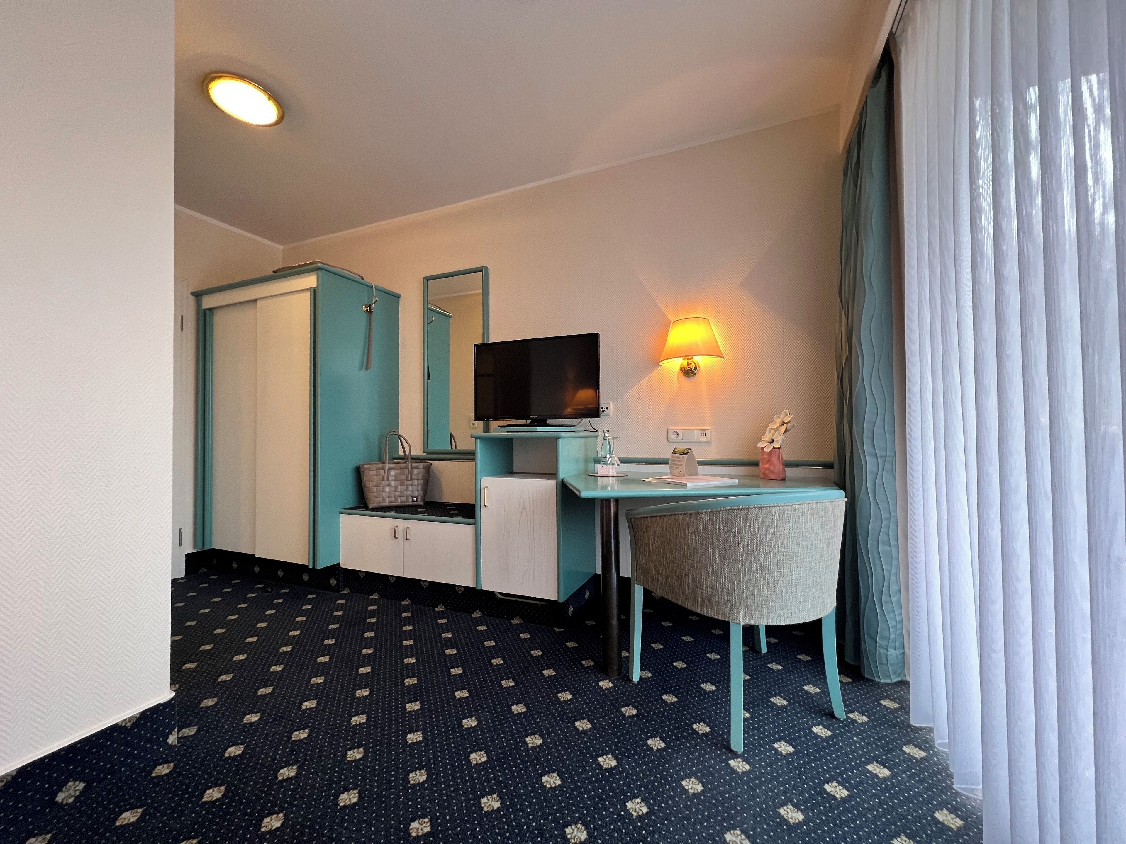 standard single room | living area | 66-cm flat-screen tv with satellite channels, tv