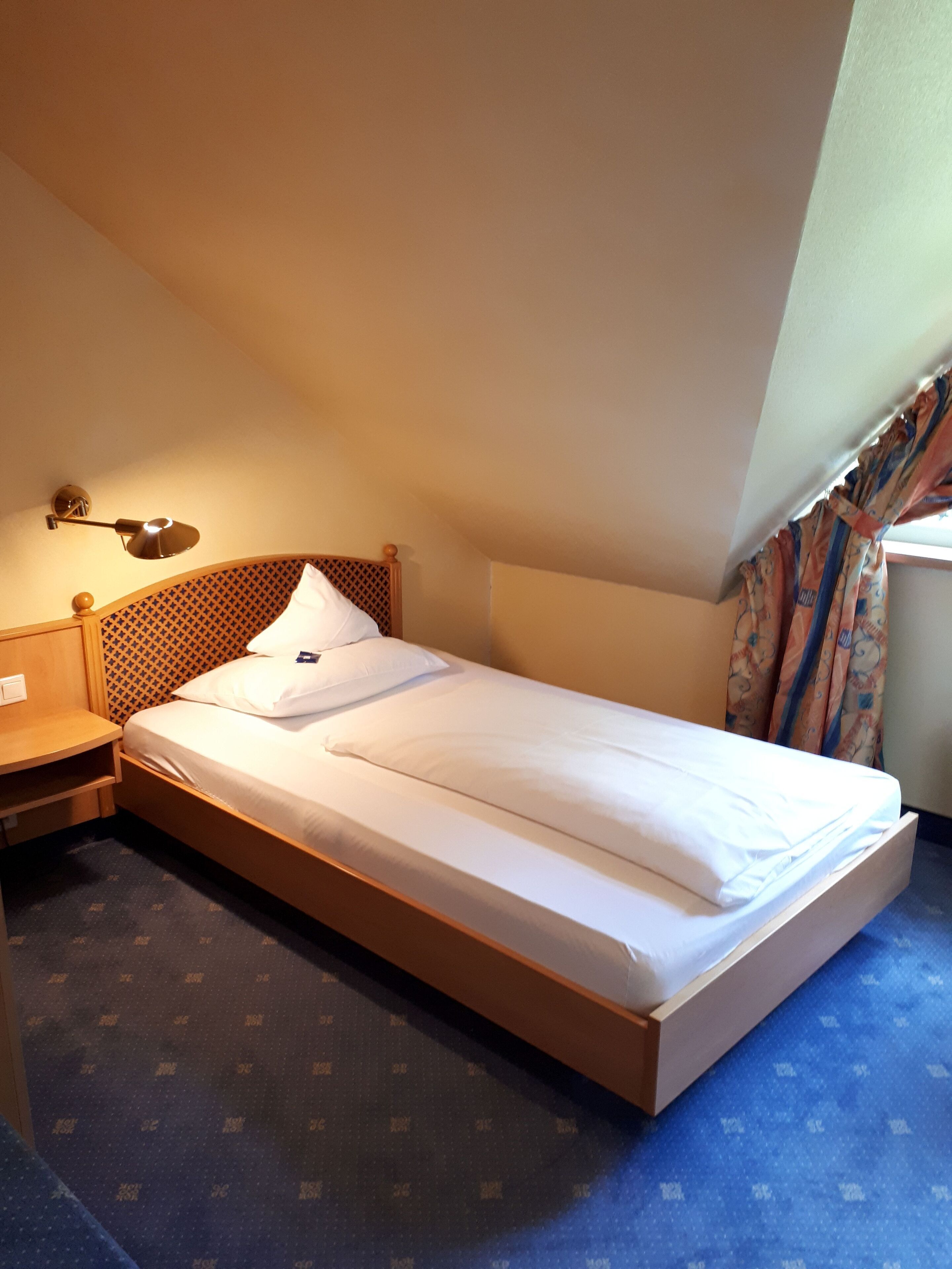 Chambre Simple Économique, dans les dépendances (100m from main building)