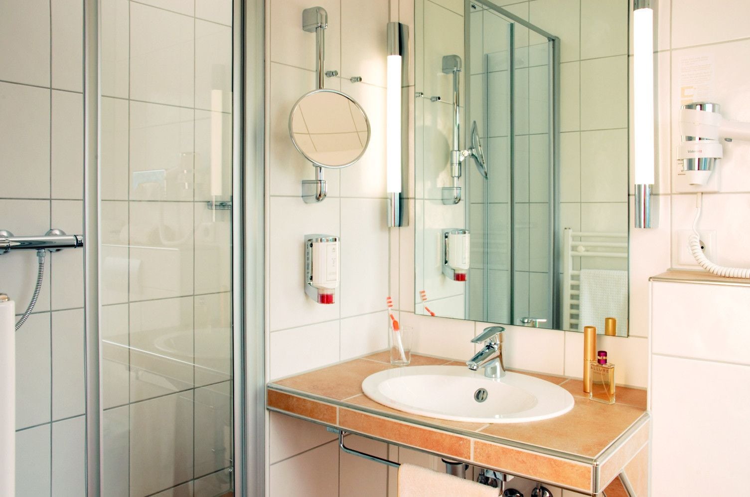 Douche, articles de toilette gratuits, sèche-cheveux