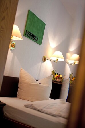 Caja de seguridad en la habitación, escritorio y cunas gratuitas