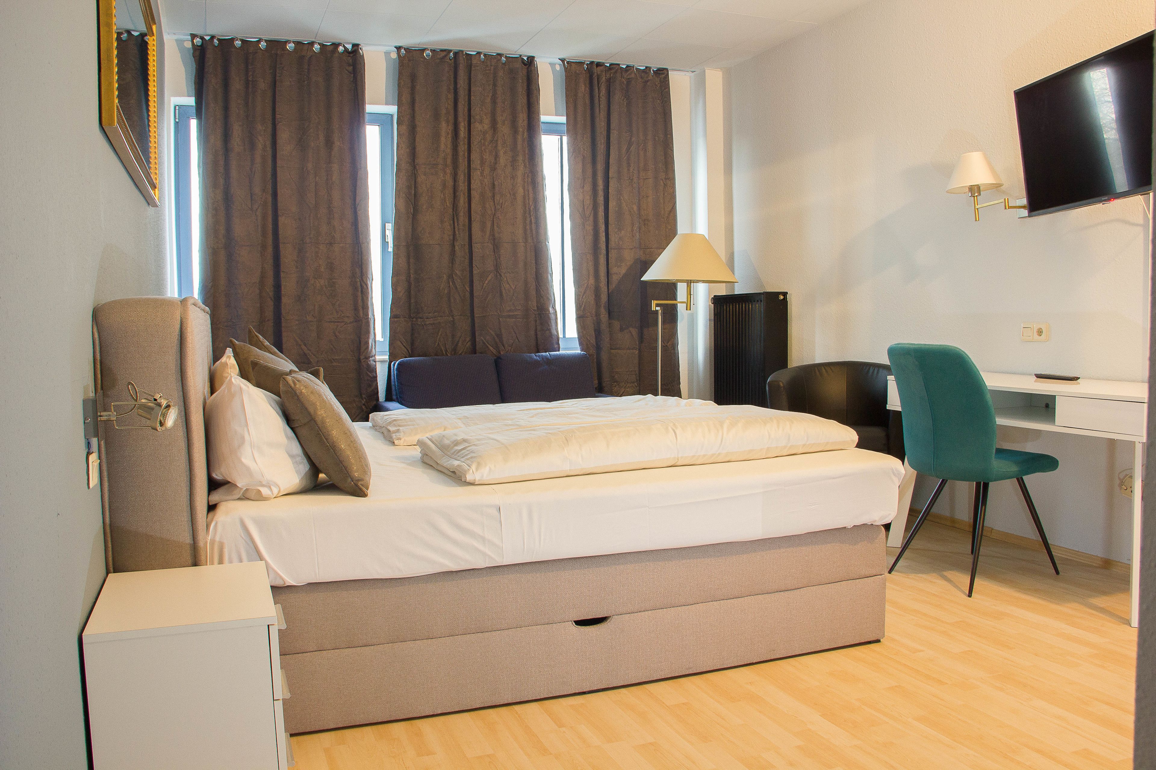 Escritorio, sistema de insonorización, camas supletorias y wifi gratis