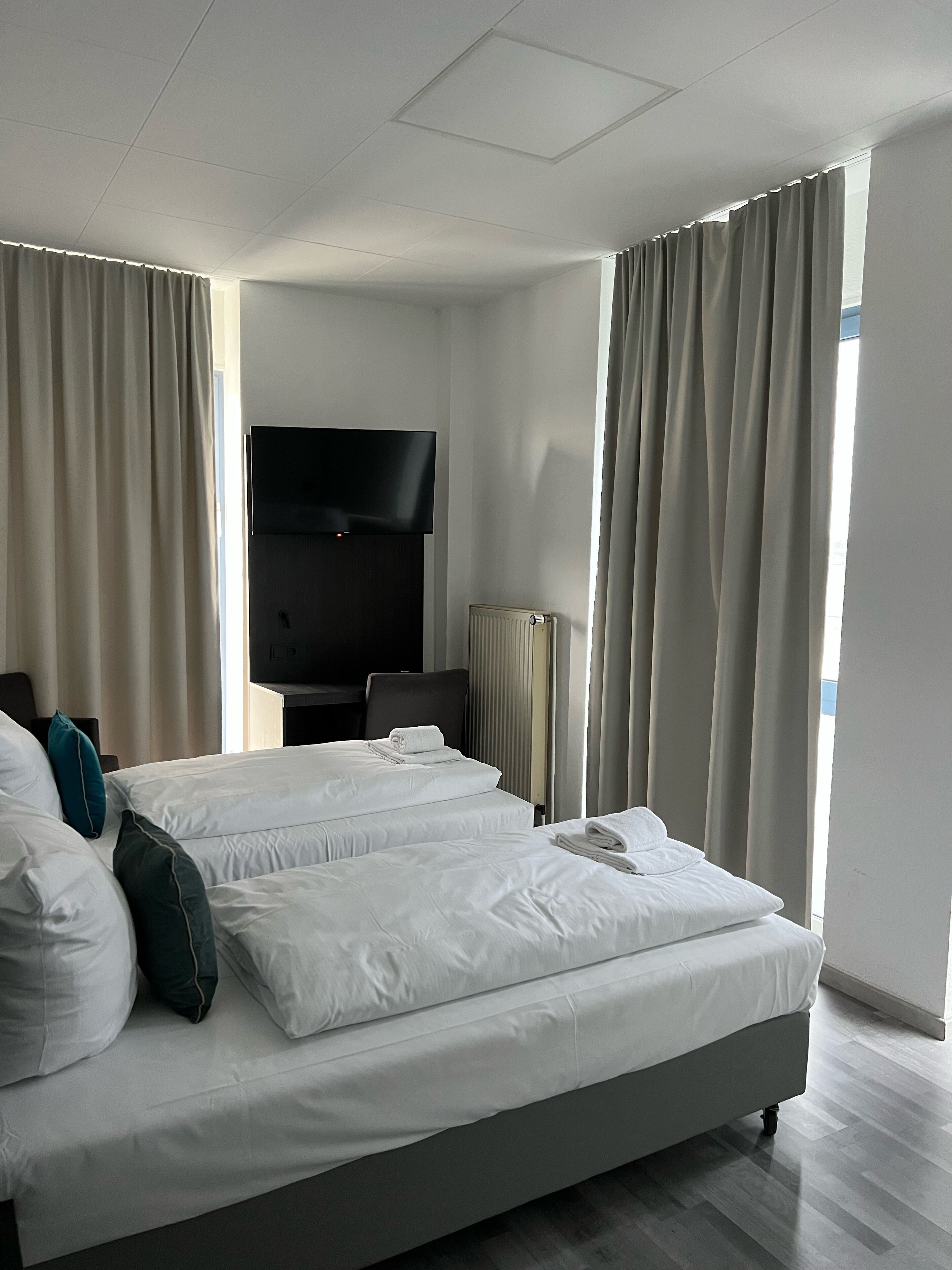 Double Room (Busy) | Desk, soundproofing, rollaway beds, free WiFi